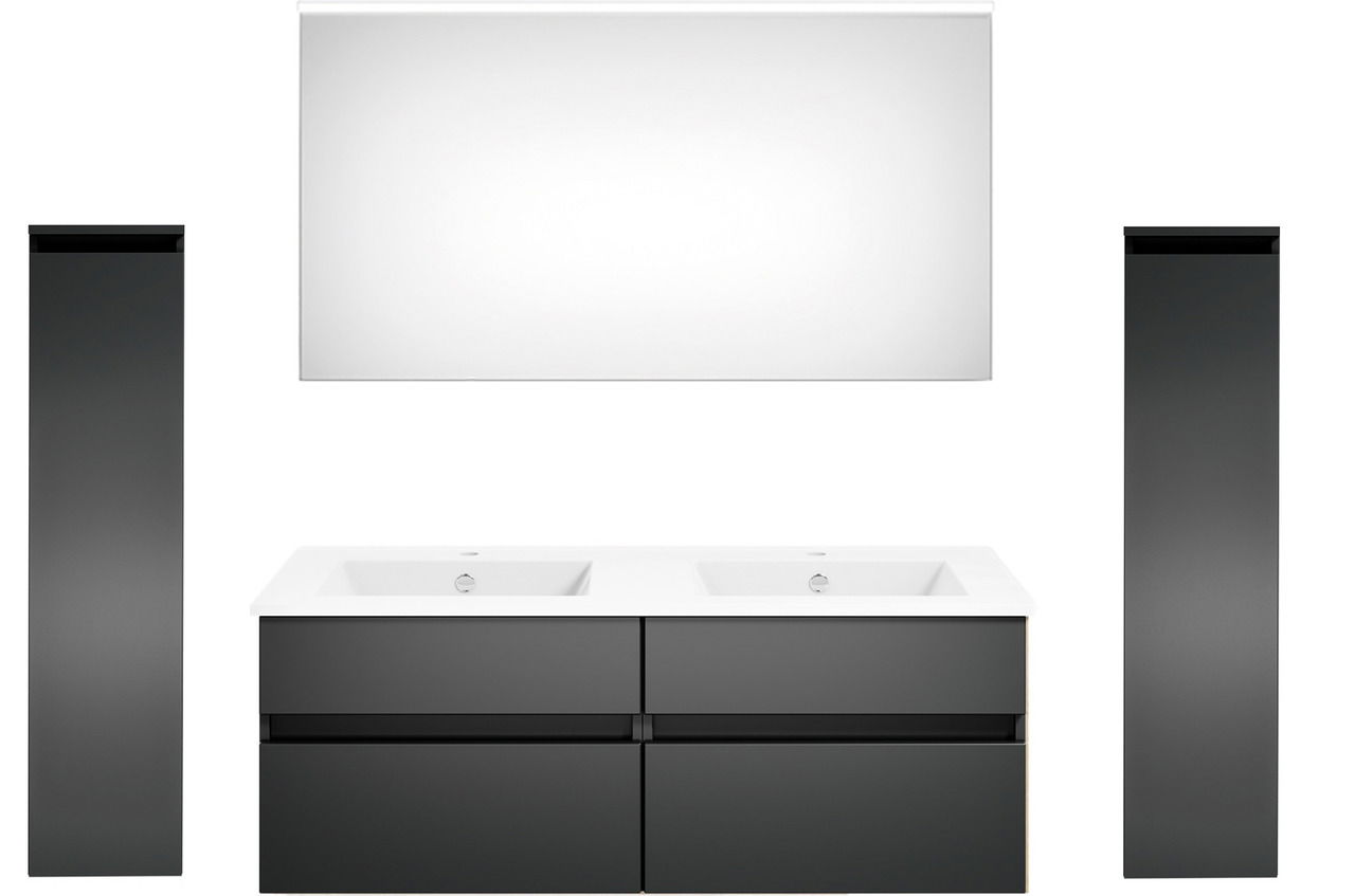 Moderne Badkombination mit zwei Waschbecken, großem Spiegel und zwei hohen, dunklen Schränken, frontal betrachtet.