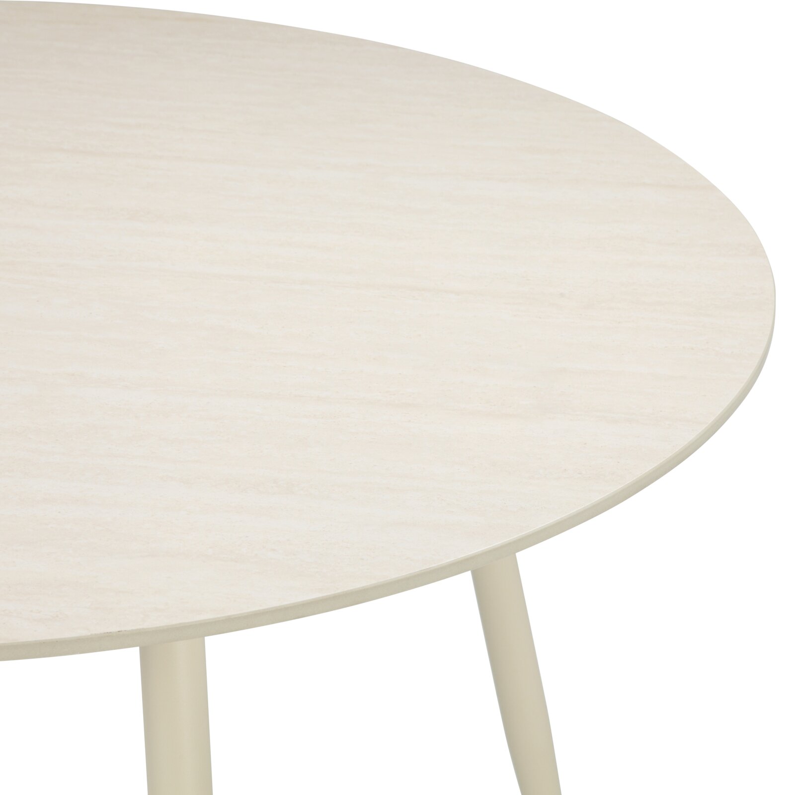 Runder Tisch mit heller, holzähnlicher Tischplatte und hellen Beinen, Detailansicht der Tischkante aus leicht schräger Draufsicht