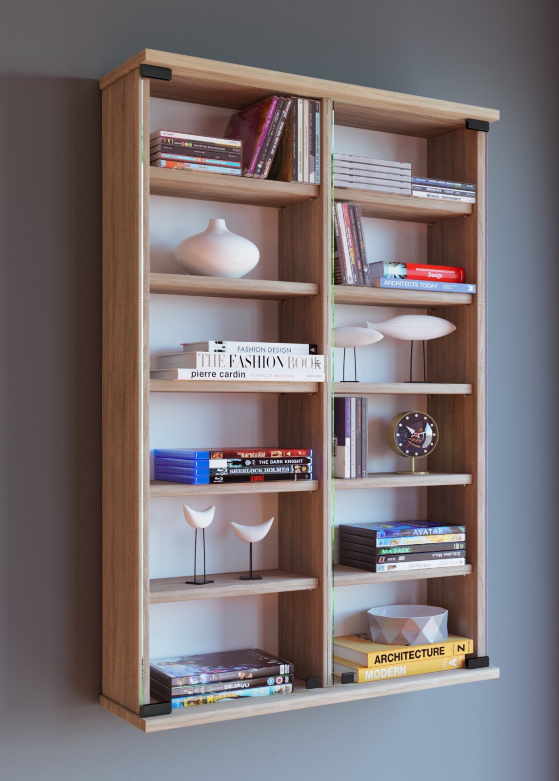 Modernes Holz-Bücherregal mit zwei Spalten und mehreren Einlegeböden, gefüllt mit Büchern und Deko, in schräger Frontansicht vor grauem Hintergrund.