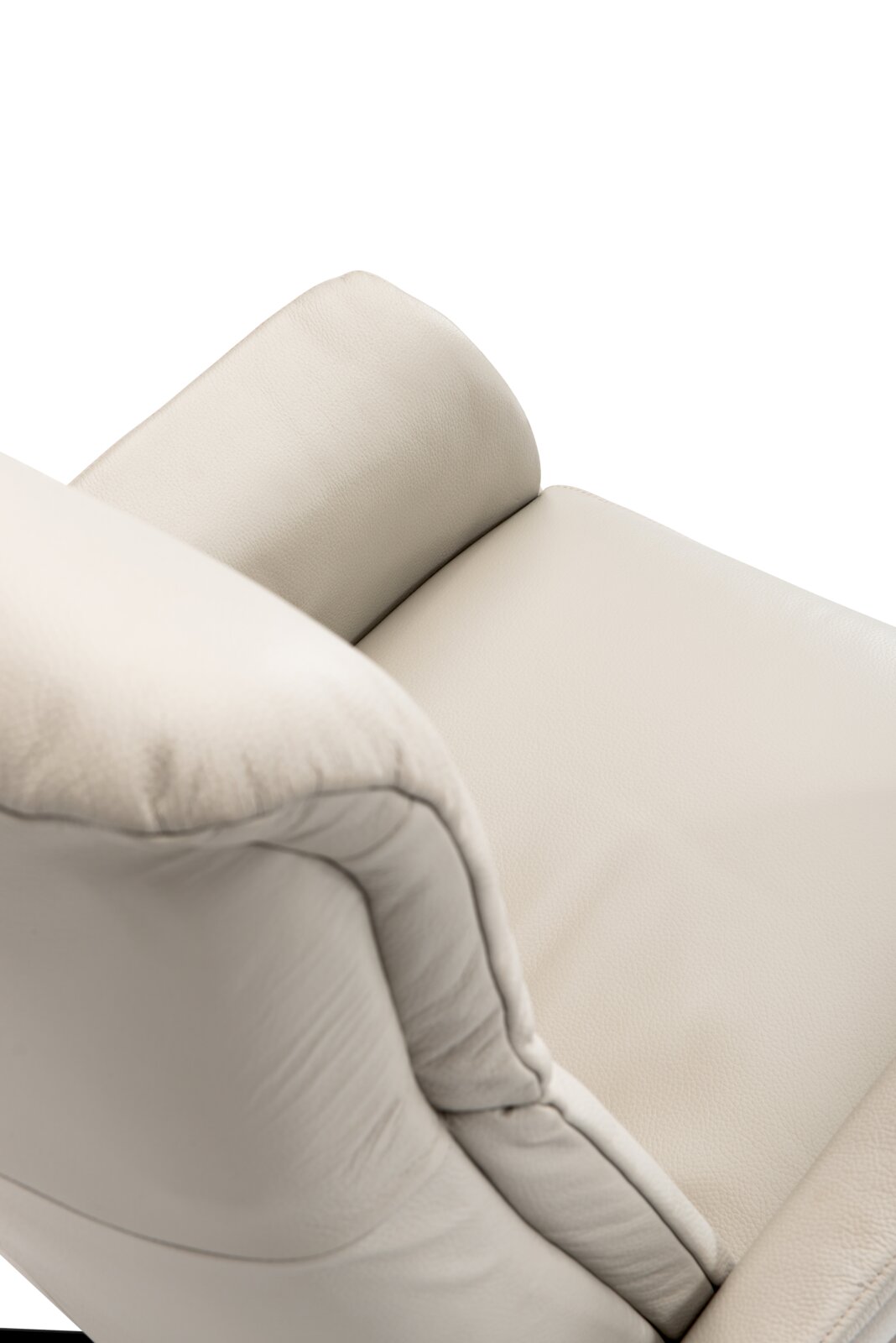 Nahaufnahme eines beigen Relaxsessels aus Leder, Ansicht von oben.