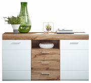 Frontale Ansicht eines modernen Sideboards mit weißem und holzfarbenem Design, dekoriert mit einer grünen Vase, Pflanzen und Büchern.