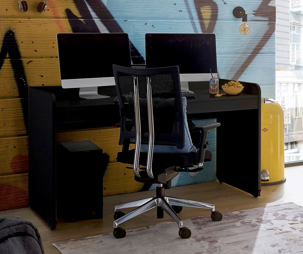 Moderner Schreibtisch mit zwei Monitoren, ergonomischem Bürostuhl und stilvollem Hintergrund, seitliche Perspektive