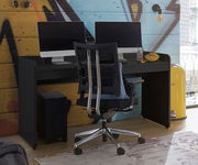 Moderner Schreibtisch mit zwei Monitoren, ergonomischem Bürostuhl und stilvollem Hintergrund, seitliche Perspektive