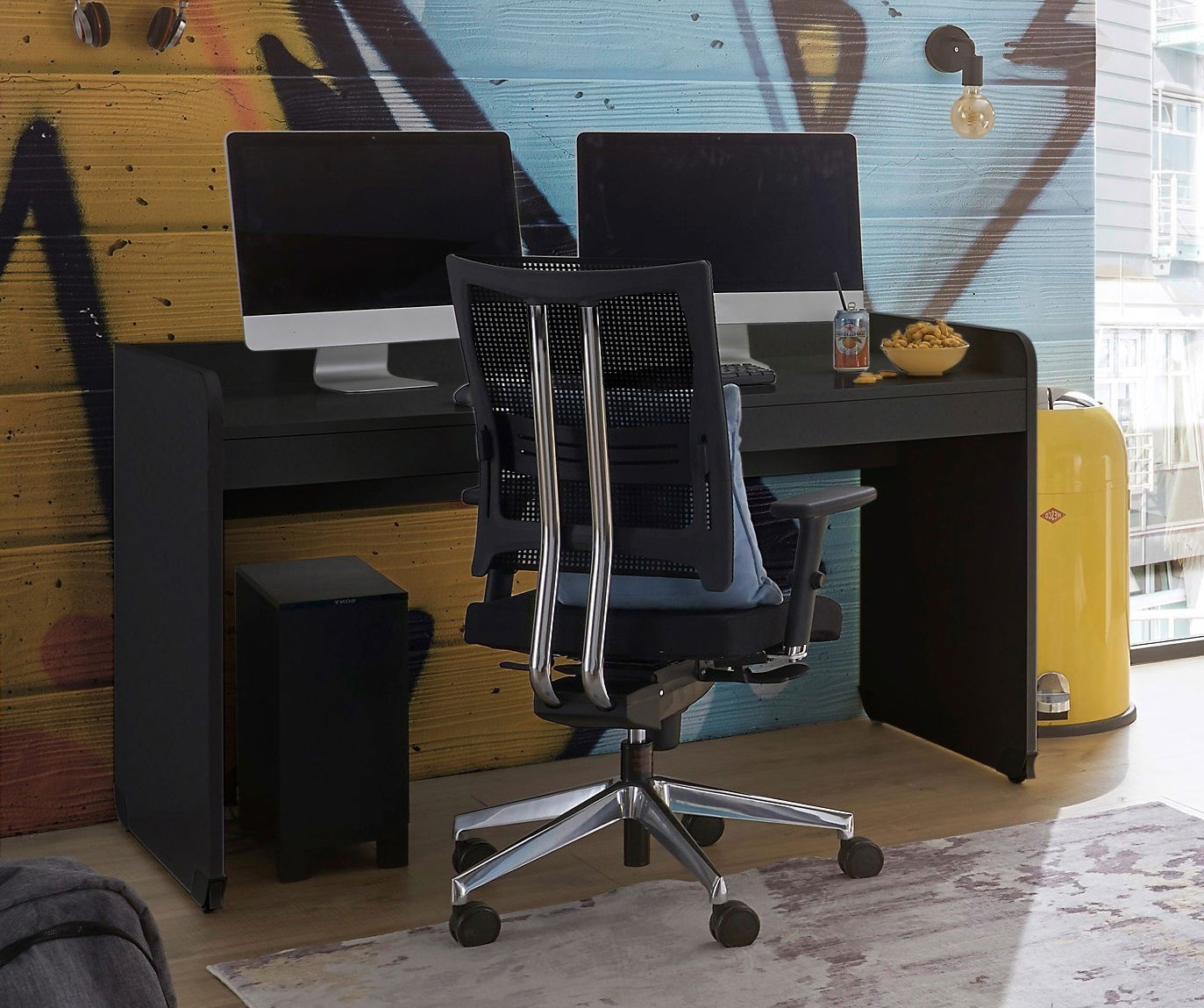 Moderner Schreibtisch mit zwei Monitoren, ergonomischem Bürostuhl und stilvollem Hintergrund, seitliche Perspektive