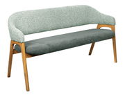 Moderne Sitzbank mit grünem Stoffbezug und Holzbeinen, seitliche Perspektive