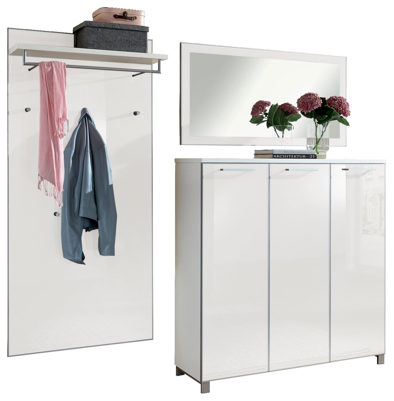 Garderoben-Set 3-tlg. in moderner Perspektive, bestehend aus einem Wandpaneel mit Kleiderhaken und Ablage, einem großen Spiegel und einem geräumigen Schuhschrank mit drei Türen, dekoriert mit Blumen und Büchern.