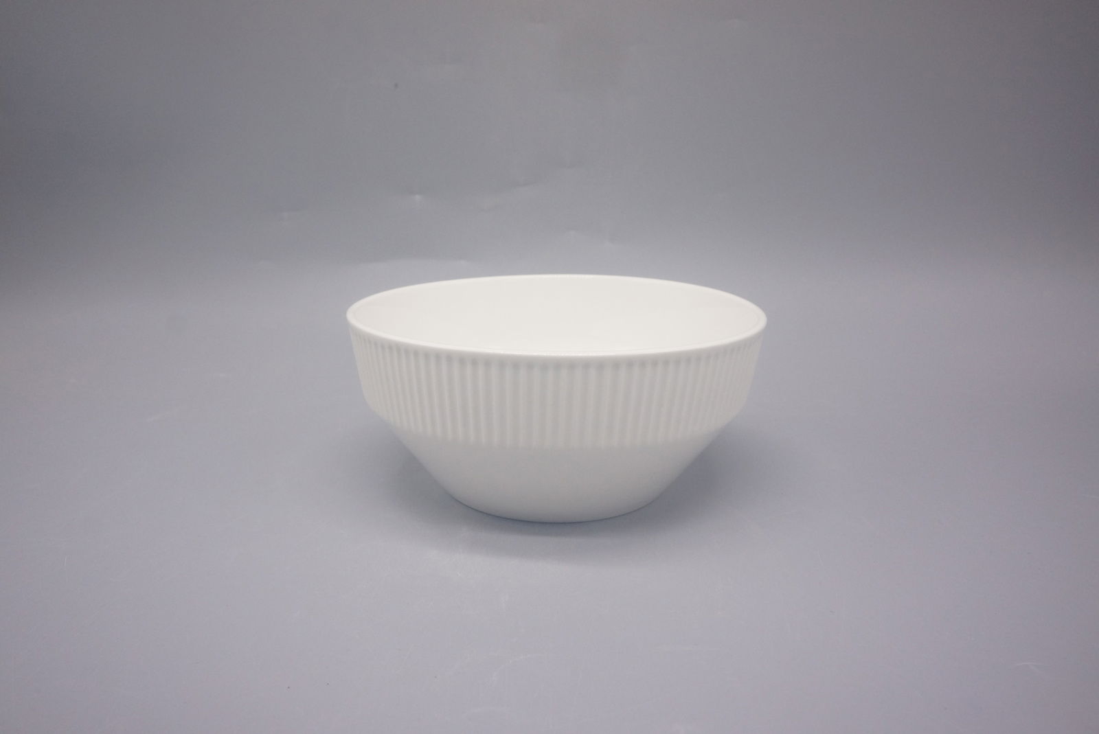 Weiße Schüssel mit geriffeltem Rand, seitliche Perspektive
