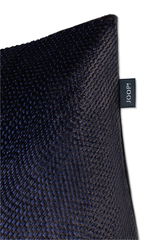 Nahaufnahme einer dunkelblauen Zierkissenhülle mit feiner Struktur und einem JOOP!-Label an der Seite.