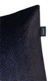 Nahaufnahme einer dunkelblauen Zierkissenhülle mit feiner Struktur und einem JOOP!-Label an der Seite.