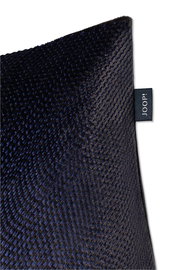 Nahaufnahme einer dunkelblauen Zierkissenhülle mit feiner Struktur und einem JOOP!-Label an der Seite.