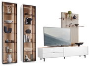 Modernes TV-Lowboard-Set mit zwei hohen Vitrinen und einem TV-Schrank in Weiß, mit dekorativen Elementen und Holzrückwand, seitliche Perspektive.