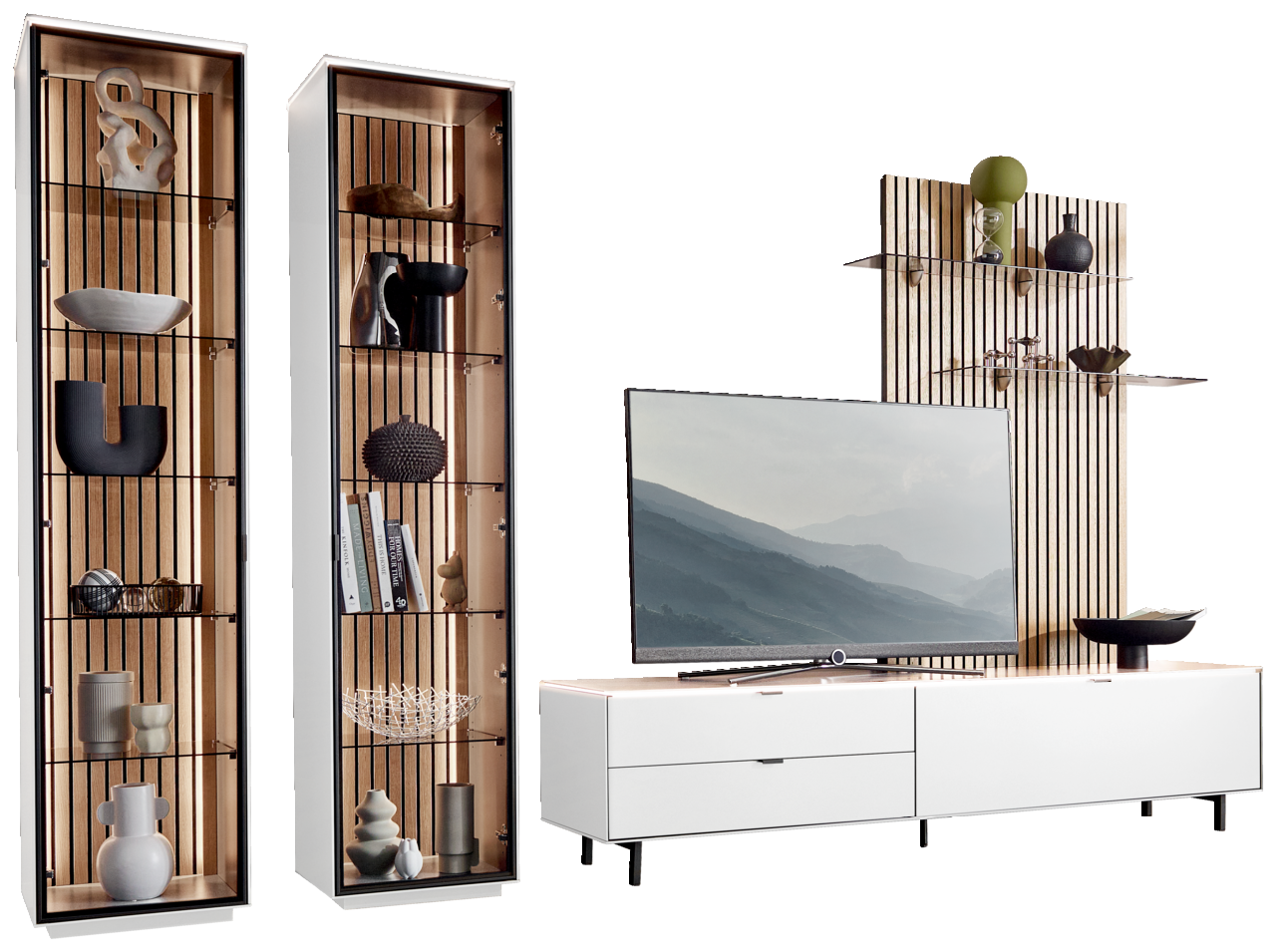 Modernes TV-Lowboard-Set mit zwei hohen Vitrinen und einem TV-Schrank in Weiß, mit dekorativen Elementen und Holzrückwand, seitliche Perspektive.