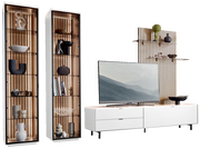 Modernes TV-Lowboard-Set mit zwei hohen Vitrinen und einem TV-Schrank in Weiß, mit dekorativen Elementen und Holzrückwand, seitliche Perspektive.