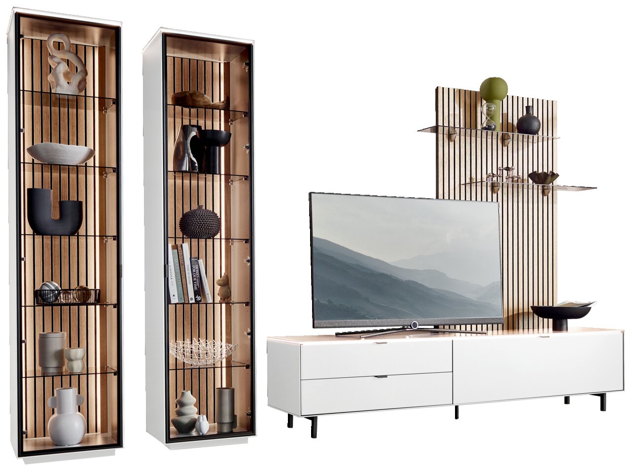 Moderne tv-lowboardset met twee hoge vitrinekasten en een tv-kast in wit, met decoratieve elementen en een houten achterwand, gezien vanaf de zijkant.