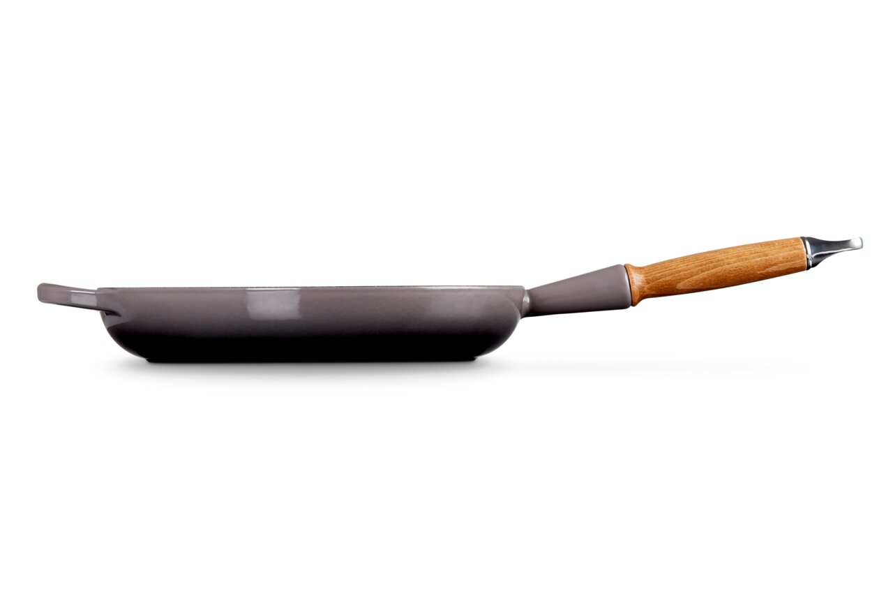 LE CREUSET Koekenpan 28 cm Flint SIGNATURE Zijaanzicht van een grijze koekenpan met houten handvat, model SIG 28CM Flint