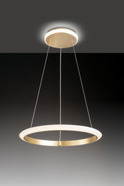 Moderne Pendelleuchte in Ringform aus goldfarbenem Metall, von unten betrachtet.