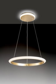 Moderne Pendelleuchte in Ringform aus goldfarbenem Metall, von unten betrachtet.