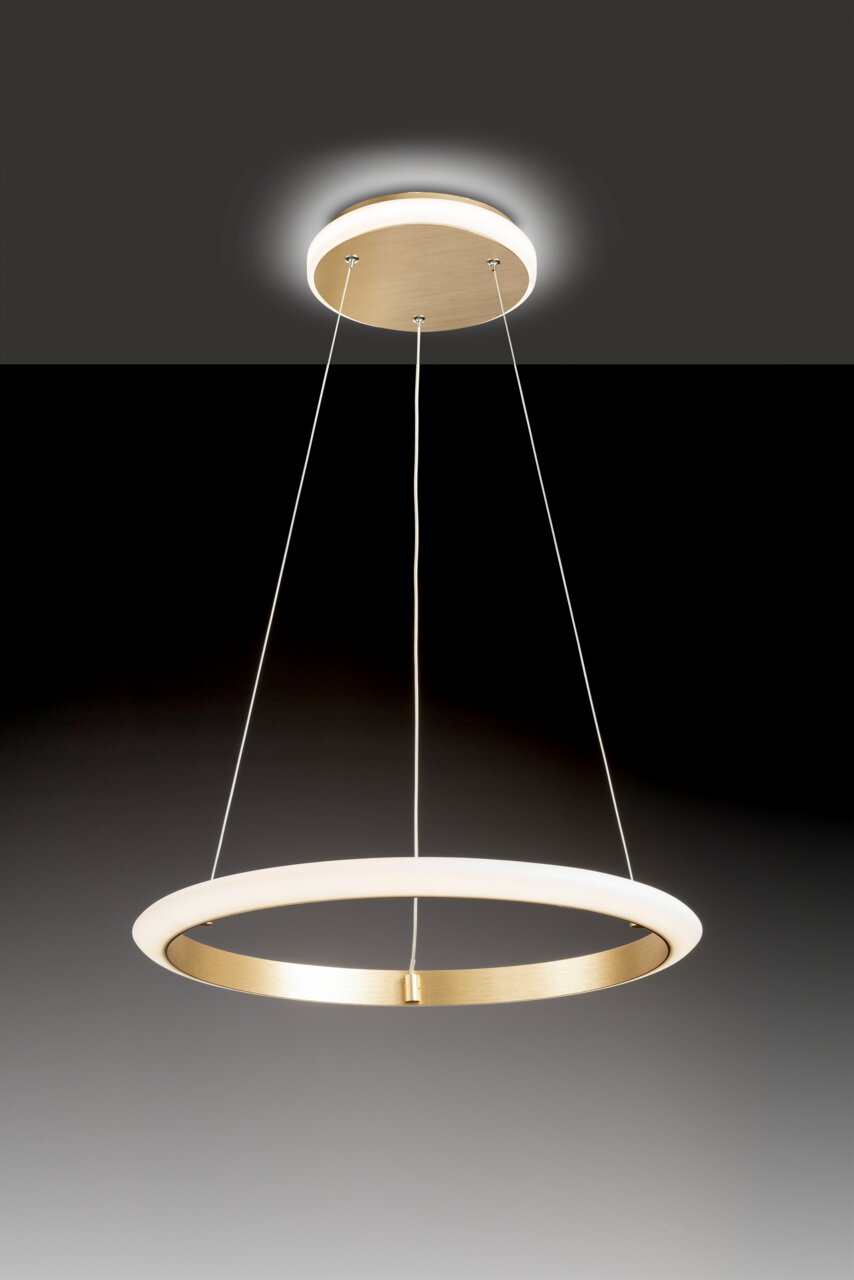Moderne Pendelleuchte in Ringform aus goldfarbenem Metall, von unten betrachtet.