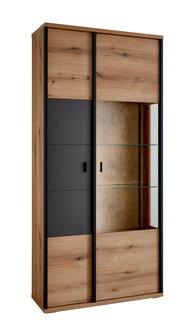 Moderne Vitrine aus Holz in Eichenoptik mit schwarzen Rahmen-Elementen, links geschlossene Tür und rechts Glastür mit Glasböden, in leicht schräger Frontansicht vor weißem Hintergrund