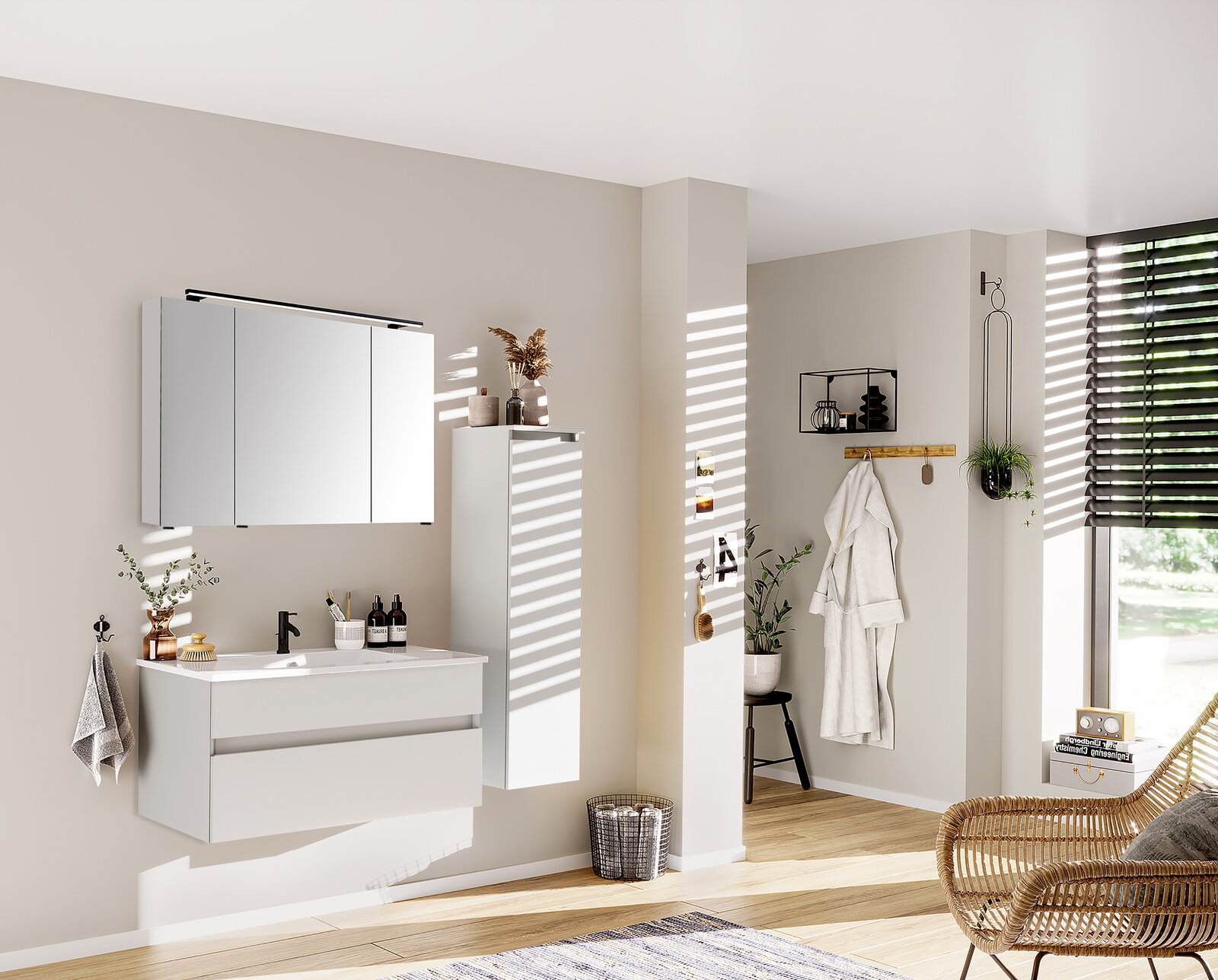 Moderner Badezimmer-Mittelschrank in Weiß, rechts an der Wand montiert, mit minimalistischer Einrichtung und natürlichem Lichteinfall von der Seite.