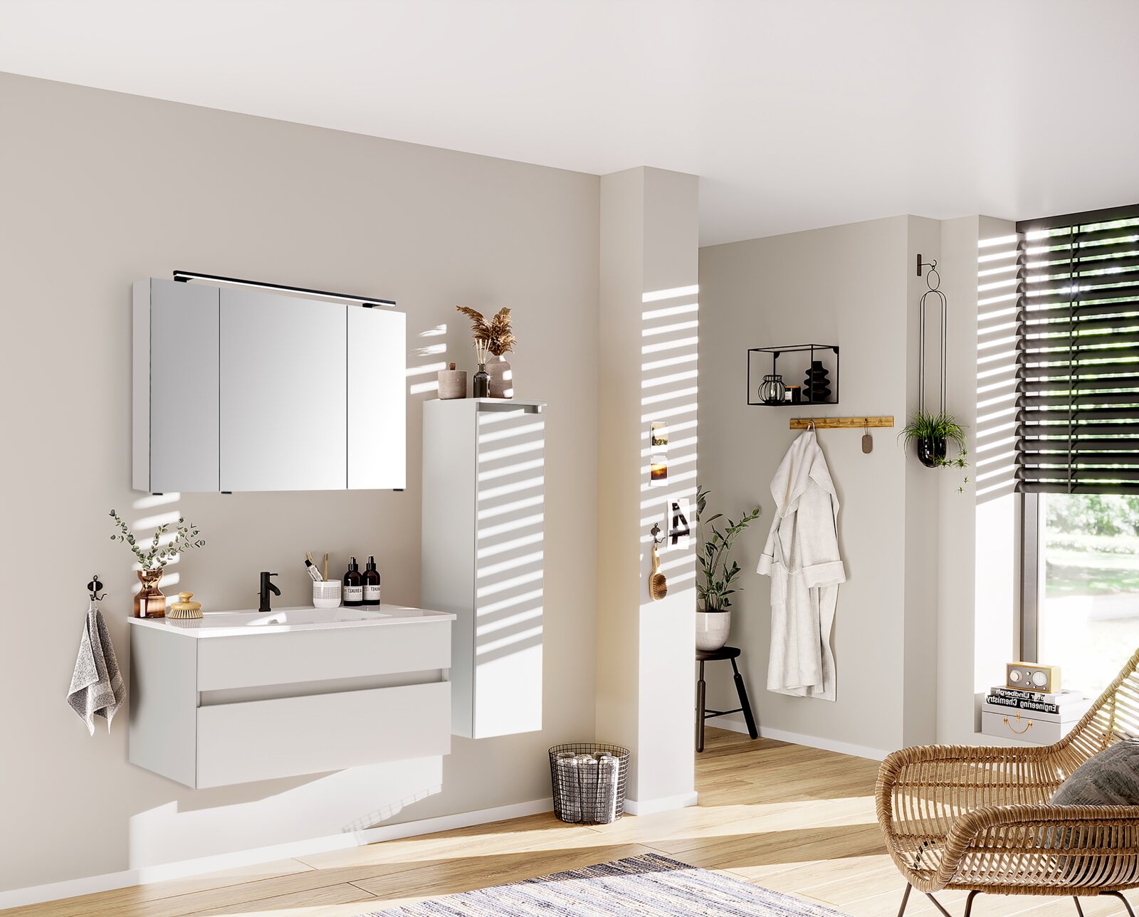 Moderne badkamerkast in het wit, rechts tegen de muur gemonteerd, met een minimalistische inrichting en natuurlijk licht dat van opzij binnenvalt.