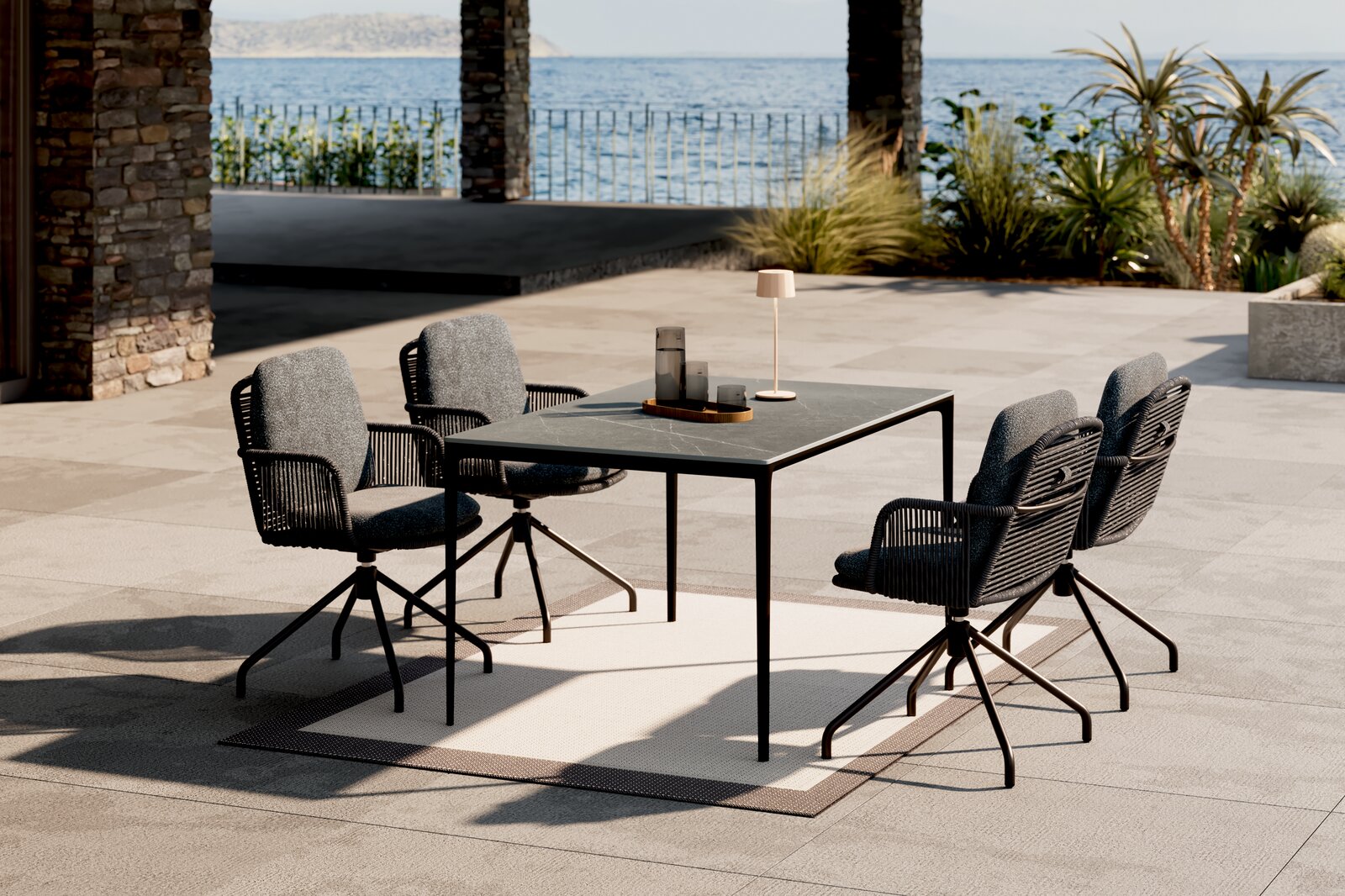 Dieter Knoll Gartentisch PATAGONA Moderner Gartentisch mit vier Stühlen auf einer Terrasse mit Meerblick, seitliche Perspektive.