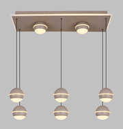 Moderne LED-Pendelleuchte mit sechs kugelförmigen Lampen, hängend an schwarzen Kabeln von einer rechteckigen Deckenplatte. Ansicht von unten.