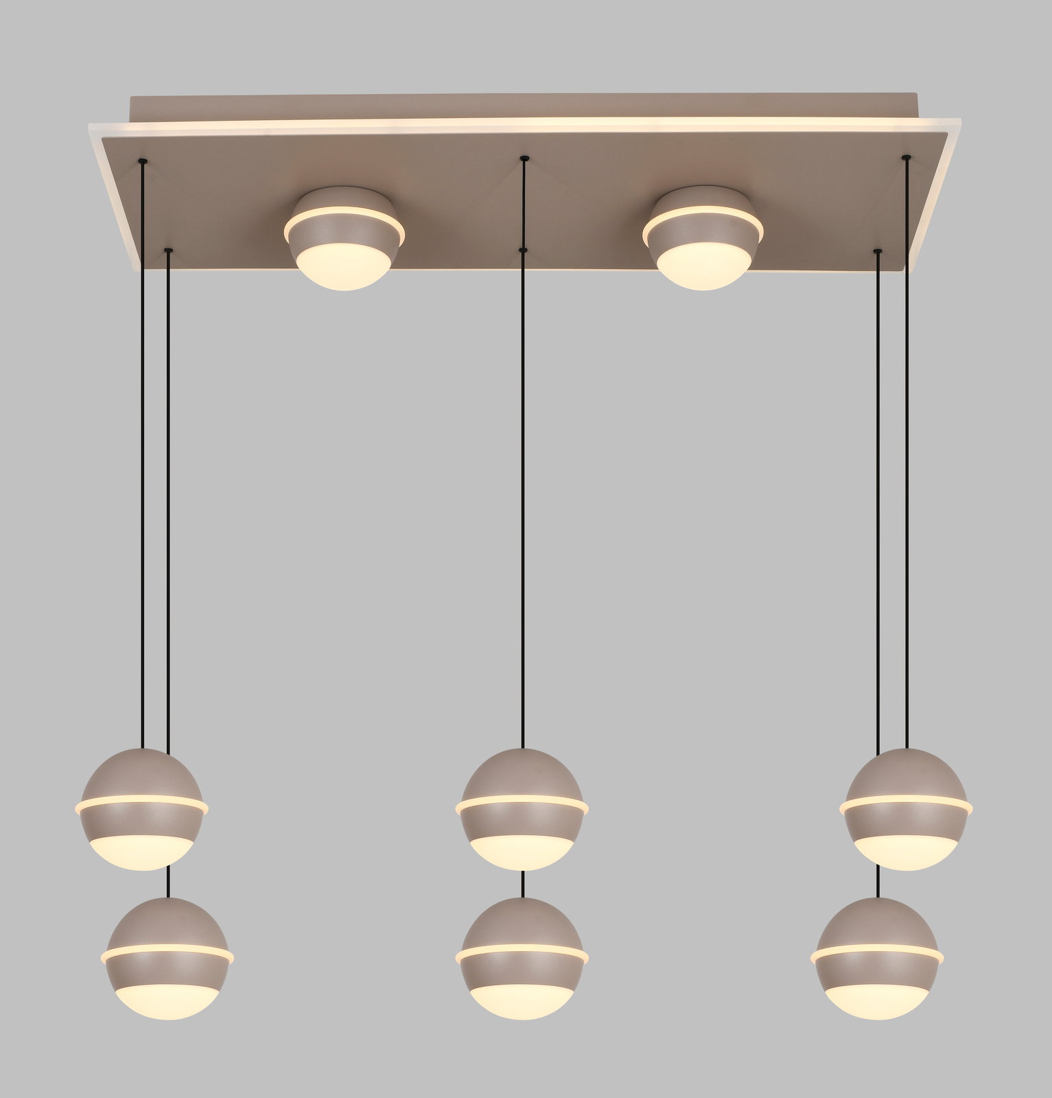 Moderne LED-Pendelleuchte mit sechs kugelförmigen Lampen, hängend an schwarzen Kabeln von einer rechteckigen Deckenplatte. Ansicht von unten.