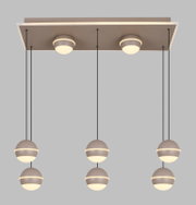 Moderne LED-Pendelleuchte mit sechs kugelförmigen Lampen, hängend an schwarzen Kabeln von einer rechteckigen Deckenplatte. Ansicht von unten.