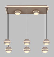 Moderne LED-Pendelleuchte mit sechs kugelförmigen Lampen, hängend an schwarzen Kabeln von einer rechteckigen Deckenplatte. Ansicht von unten.