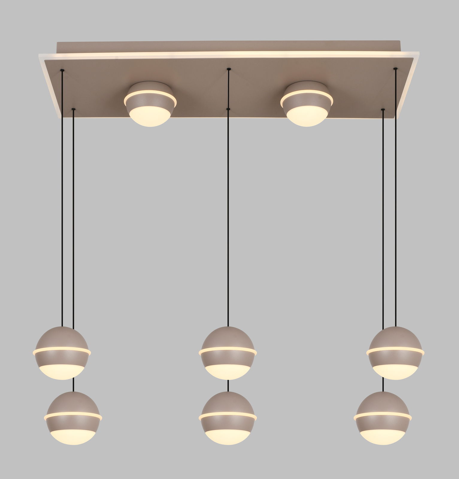 Moderne LED-Pendelleuchte mit sechs kugelförmigen Lampen, hängend an schwarzen Kabeln von einer rechteckigen Deckenplatte. Ansicht von unten.