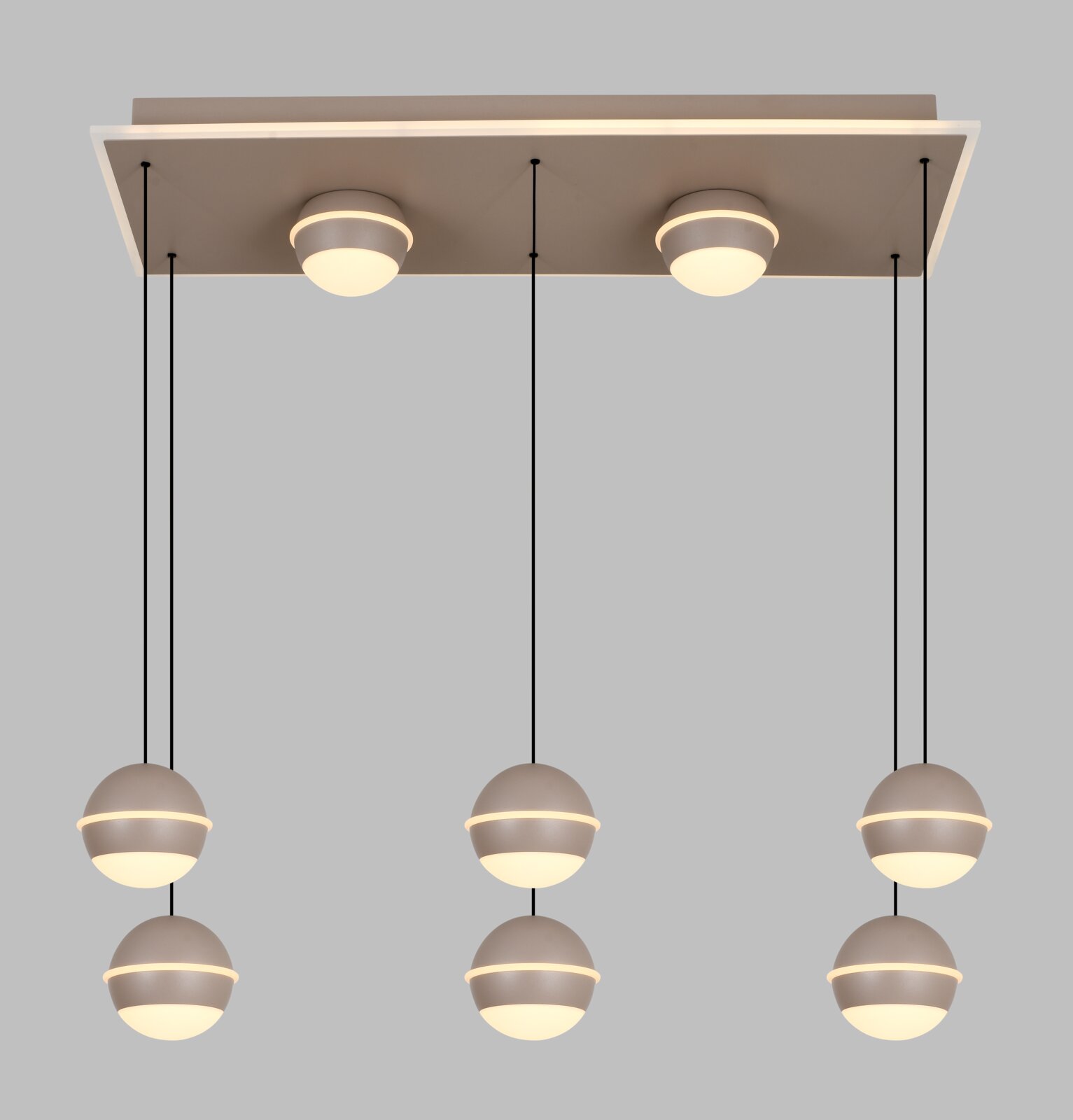 Moderne LED-hanglamp met zes bolvormige lampen, hangend aan zwarte kabels aan een rechthoekige plafondplaat. Aanzicht van onderaf.