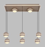 Moderne LED-hanglamp met zes bolvormige lampen, hangend aan zwarte kabels aan een rechthoekige plafondplaat. Aanzicht van onderaf.