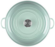 Mintgrüner Le Creuset Bräter mit Deckel und seitlichen Griffen, Draufsicht von oben auf weißem Hintergrund