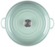 Mintgrüner Le Creuset Bräter mit Deckel und seitlichen Griffen, Draufsicht von oben auf weißem Hintergrund