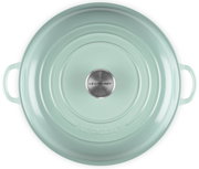 Mintgrüner Le Creuset Bräter mit Deckel und seitlichen Griffen, Draufsicht von oben auf weißem Hintergrund