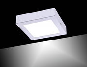 Quadratische Einbau- und Aufbauleuchte OSKAR in Weiß, von unten betrachtet, mit gleichmäßiger Lichtverteilung.