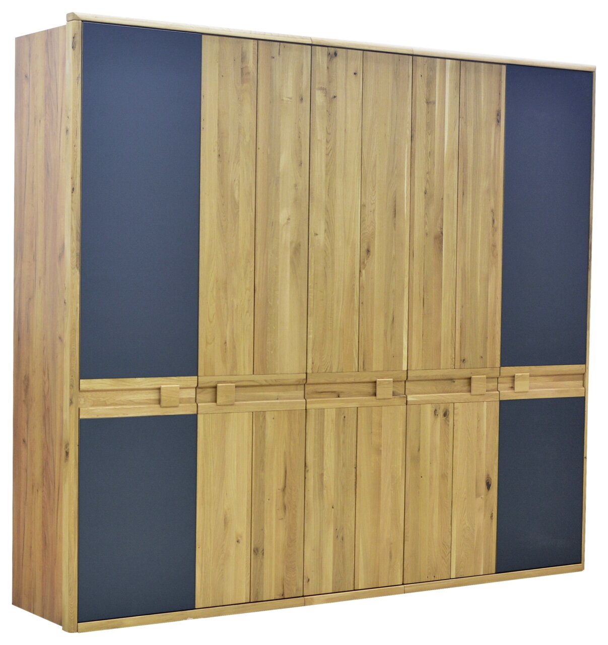Linea Natura Kast met draaideuren, 5 deuren EPULO 5-türiger Drehtürenschrank aus Holz mit dunklen Akzentpaneelen, seitliche Perspektive