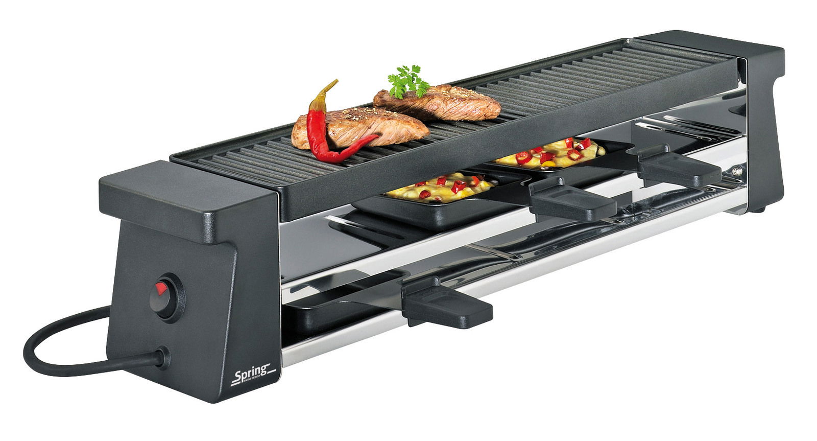 Raclette-Grill mit Alugrillplatte, seitliche Perspektive, mit gegrilltem Fleisch und Gemüse auf der oberen Platte und Pfännchen darunter.
