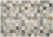 Frisé-Teppich mit einem modernen, karierten Muster in verschiedenen Grautönen, Beige und Braun, aus der Vogelperspektive betrachtet.