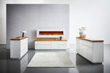 Modernes Sideboard-Set in Weiß mit Holzoberfläche, zentraler Kamin und dekorative Elemente, frontal und seitlich betrachtet.
