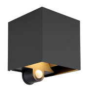 Moderne LED-Außenwandleuchte in schwarzem, kubischem Design mit integriertem Sensor, seitliche Perspektive.