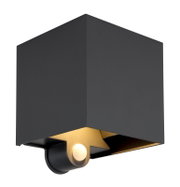 Moderne LED-buitenwandlamp in een zwart, kubistisch ontwerp met ingebouwde sensor, zijaanzicht.
