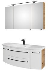 Moderne Badkombination mit dreiteiligem Spiegelschrank und Waschbeckenunterschrank in Holzoptik, seitliche Perspektive