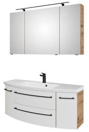 Moderne Badkombination mit dreiteiligem Spiegelschrank und Waschbeckenunterschrank in Holzoptik, seitliche Perspektive