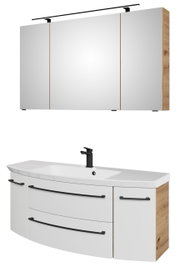 Moderne Badkombination mit dreiteiligem Spiegelschrank und Waschbeckenunterschrank in Holzoptik, seitliche Perspektive