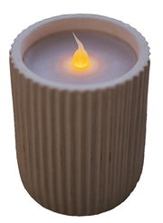 Outdoor-Kerze mit geriffeltem Rand und leuchtender Flamme, seitliche Perspektive