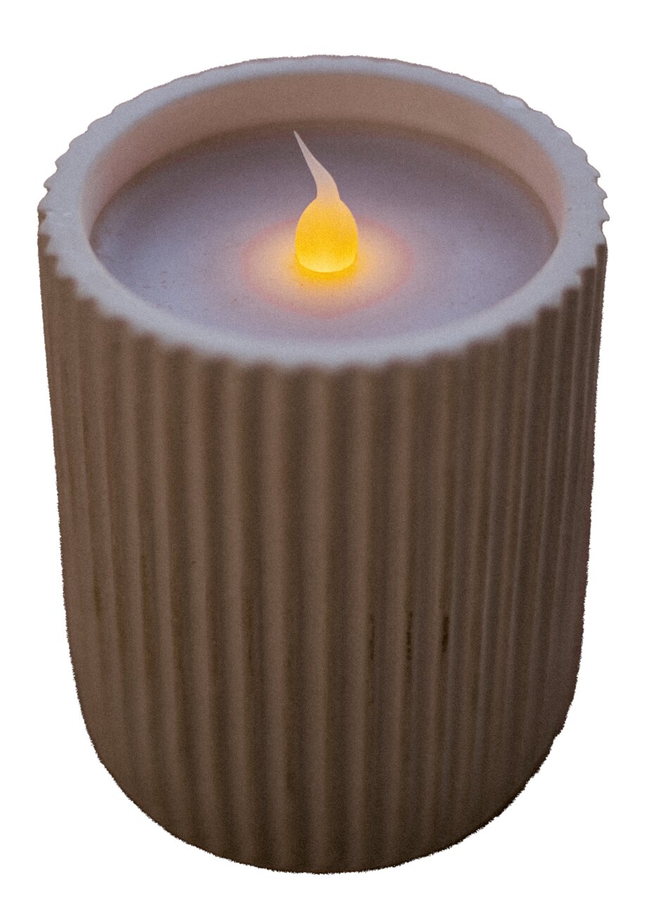 Outdoor-Kerze mit geriffeltem Rand und leuchtender Flamme, seitliche Perspektive
