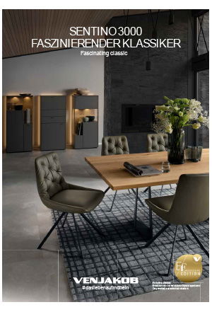 Ein elegantes Esszimmer mit Holztisch, grünen Stühlen, dunklen Möbeln und stilvoller Beleuchtung.