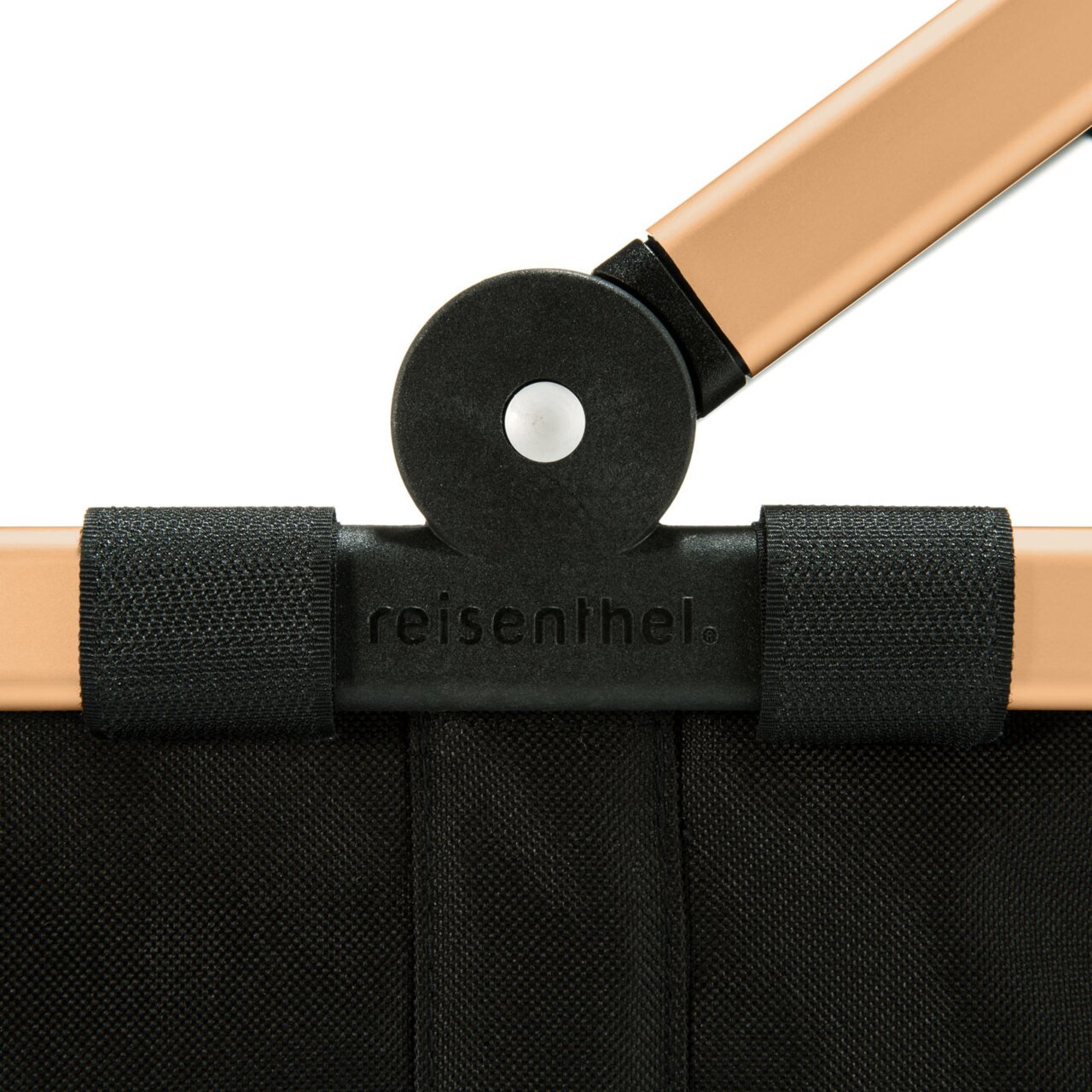 Nahaufnahme des schwarzen und goldenen Rahmens eines Carrybags von reisenthel, mit Fokus auf das Scharnier.